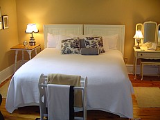 Telegraph House, Room 202, King size bed